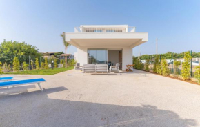 3 Bedroom Beautiful Apartment In Donnalucata